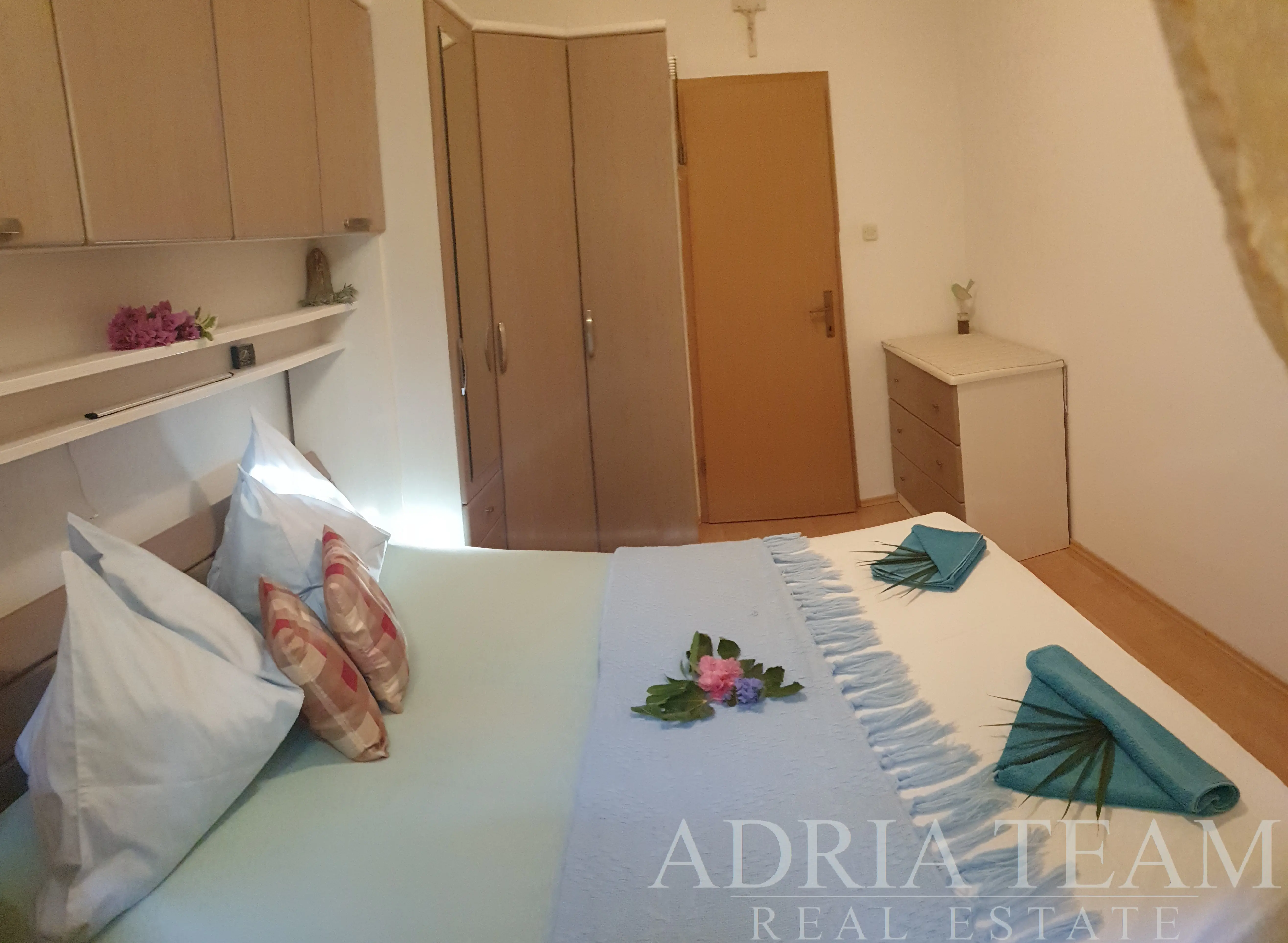 APARTMENT WITH TERRACE IN THE CENTRE OF SUPETAR, 50 M FROM THE SEA – BRAČ ISLAND