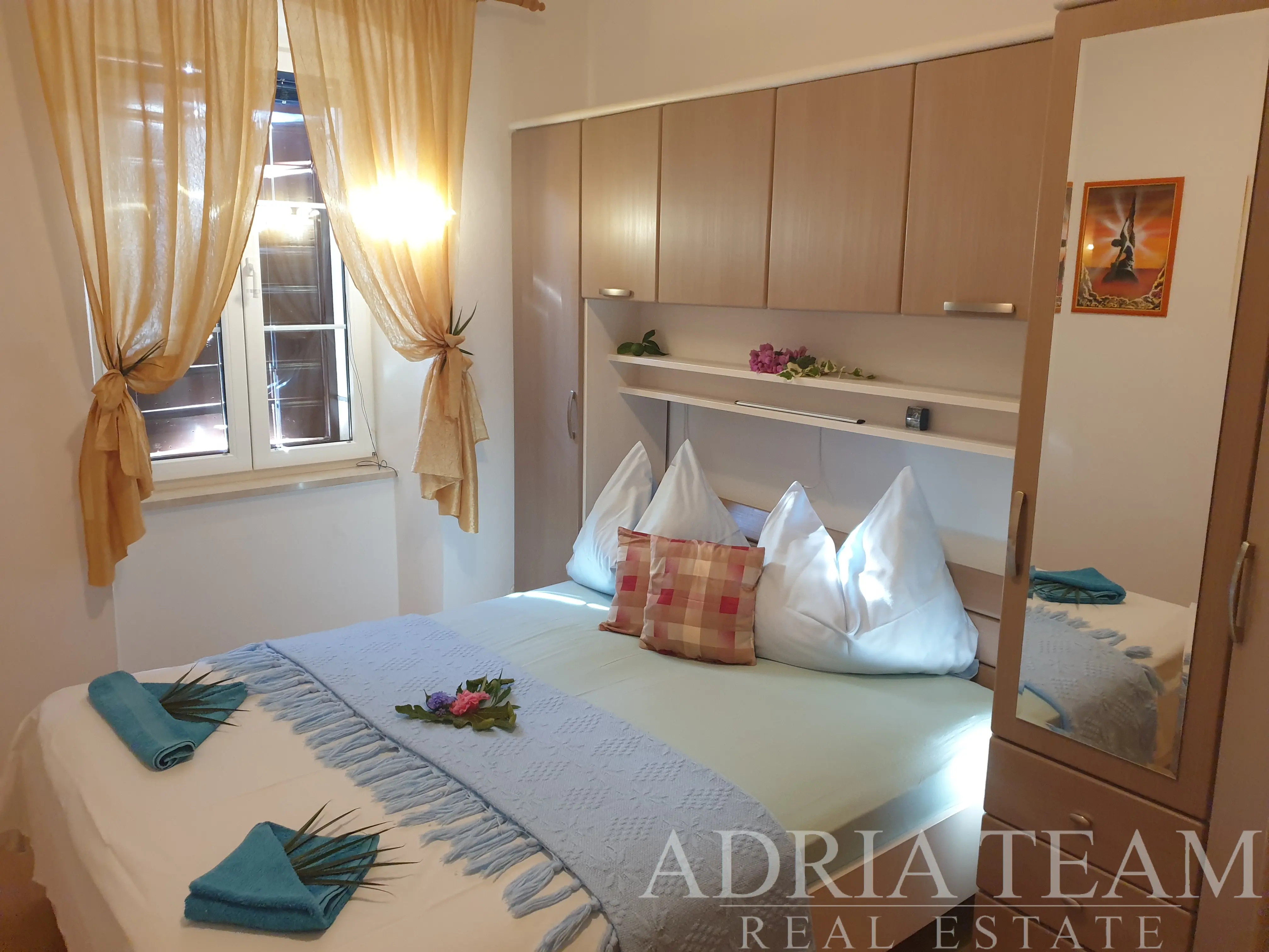 APARTMENT WITH TERRACE IN THE CENTRE OF SUPETAR, 50 M FROM THE SEA – BRAČ ISLAND