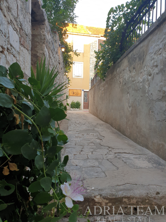 APARTMENT WITH TERRACE IN THE CENTRE OF SUPETAR, 50 M FROM THE SEA – BRAČ ISLAND property for sale