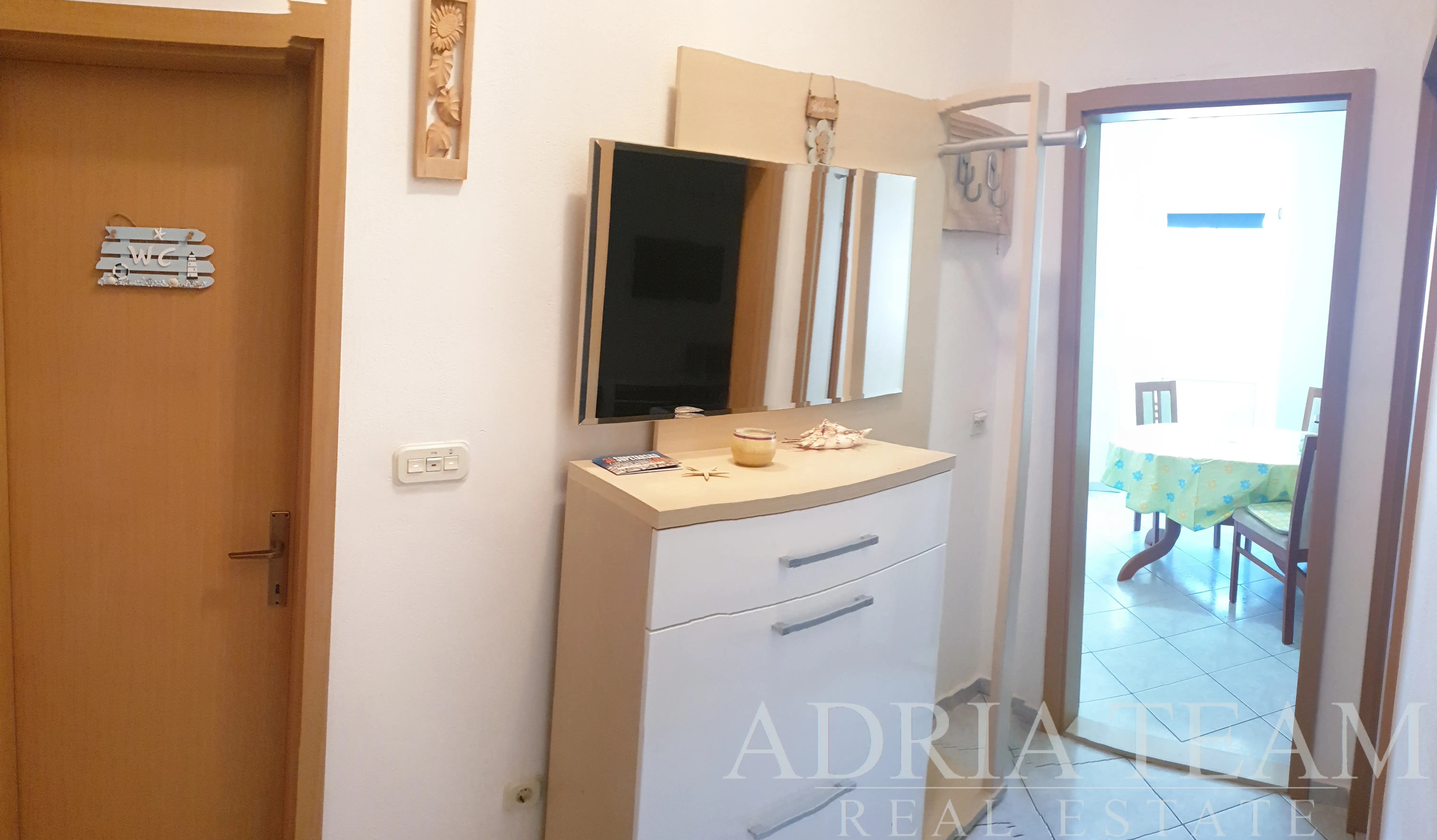 APARTMENT WITH TERRACE IN THE CENTRE OF SUPETAR, 50 M FROM THE SEA – BRAČ ISLAND