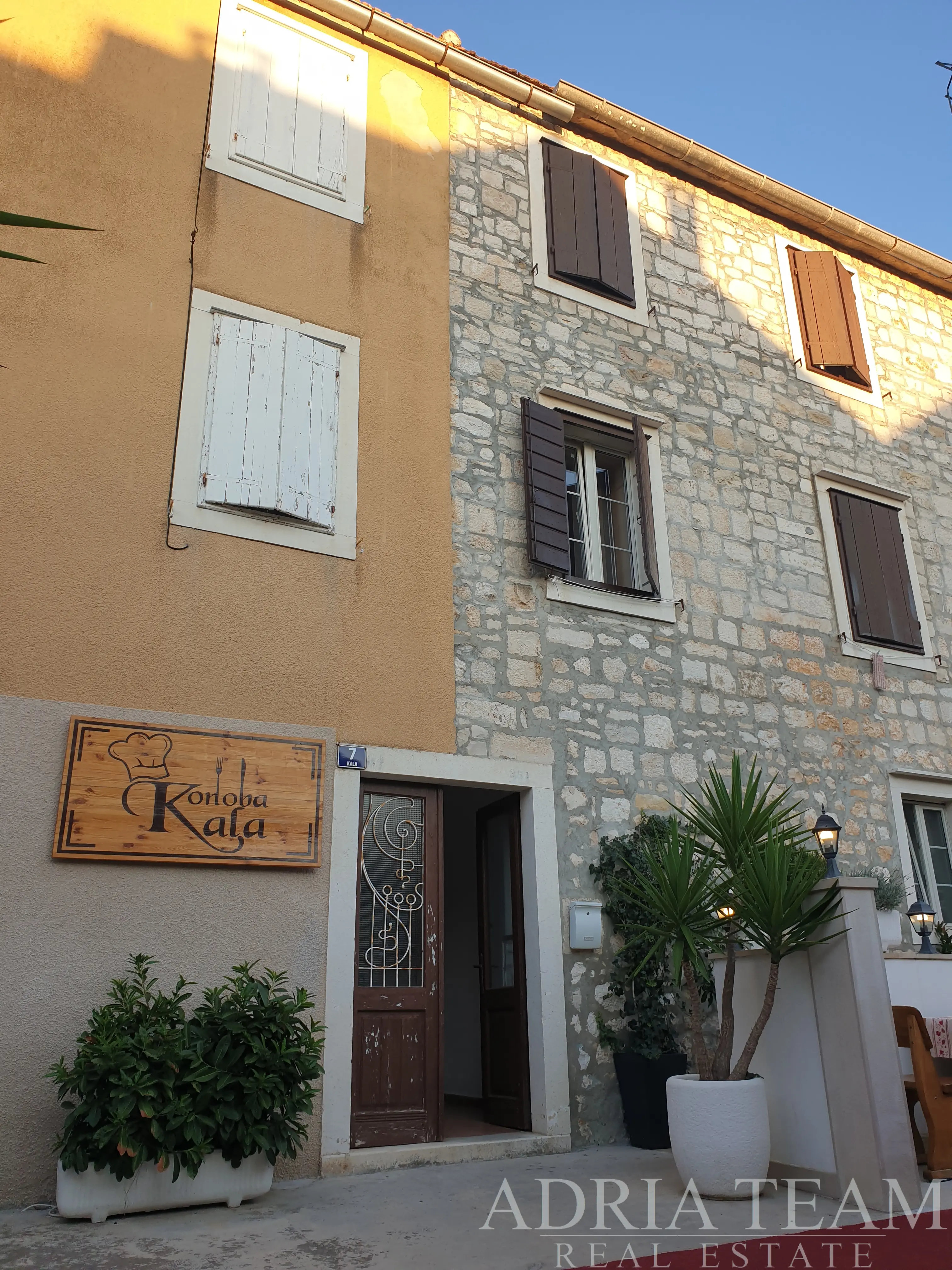 APARTMENT WITH TERRACE IN THE CENTRE OF SUPETAR, 50 M FROM THE SEA – BRAČ ISLAND