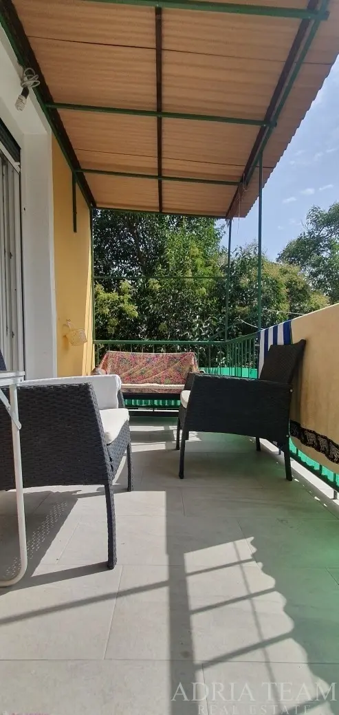 RENOVATED TWO-BEDROOM APARTMENT WITH ADDITIONAL RESIDENTIAL SPACE AND PARKING – ZADAR, MARASKA PARK