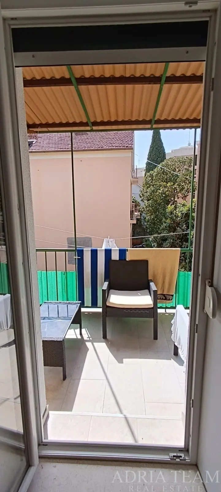 RENOVATED TWO-BEDROOM APARTMENT WITH ADDITIONAL RESIDENTIAL SPACE AND PARKING – ZADAR, MARASKA PARK