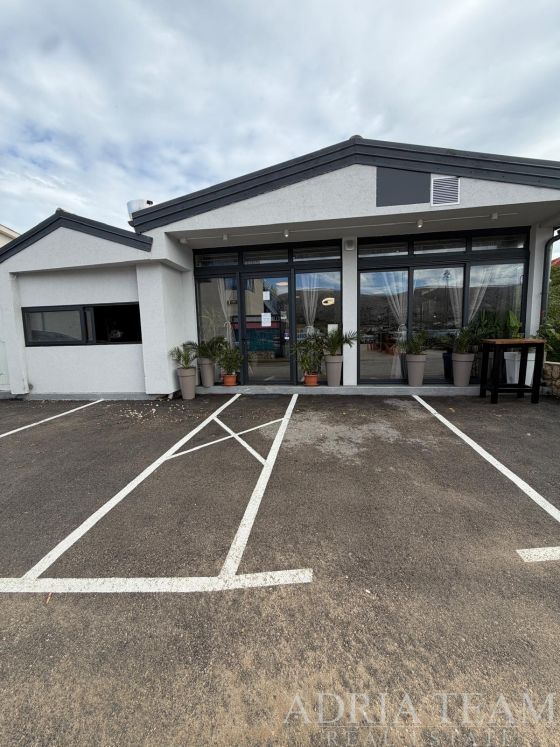 RESIDENTIAL AND COMMERCIAL BUILDING WITH A RESTAURANT, THREE APARTMENTS AND 5 PARKING SPACES – PAG property for sale