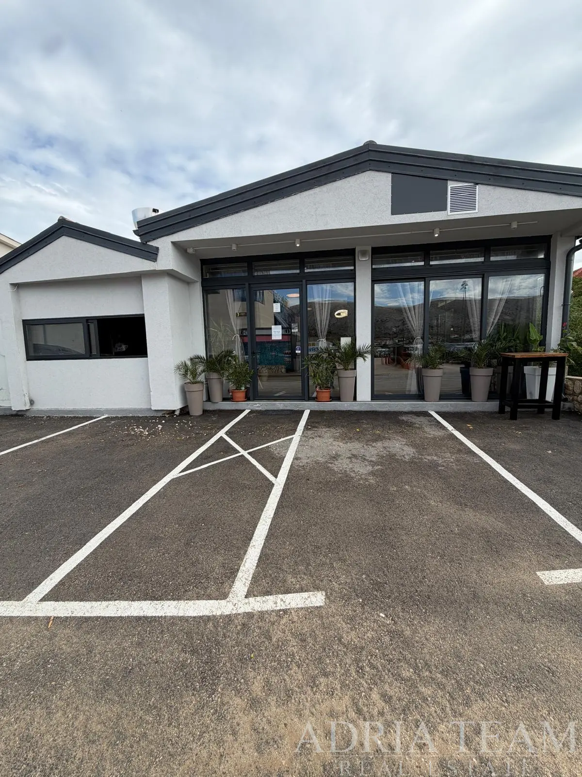 RESIDENTIAL AND COMMERCIAL BUILDING WITH A RESTAURANT, THREE APARTMENTS AND 5 PARKING SPACES – PAG