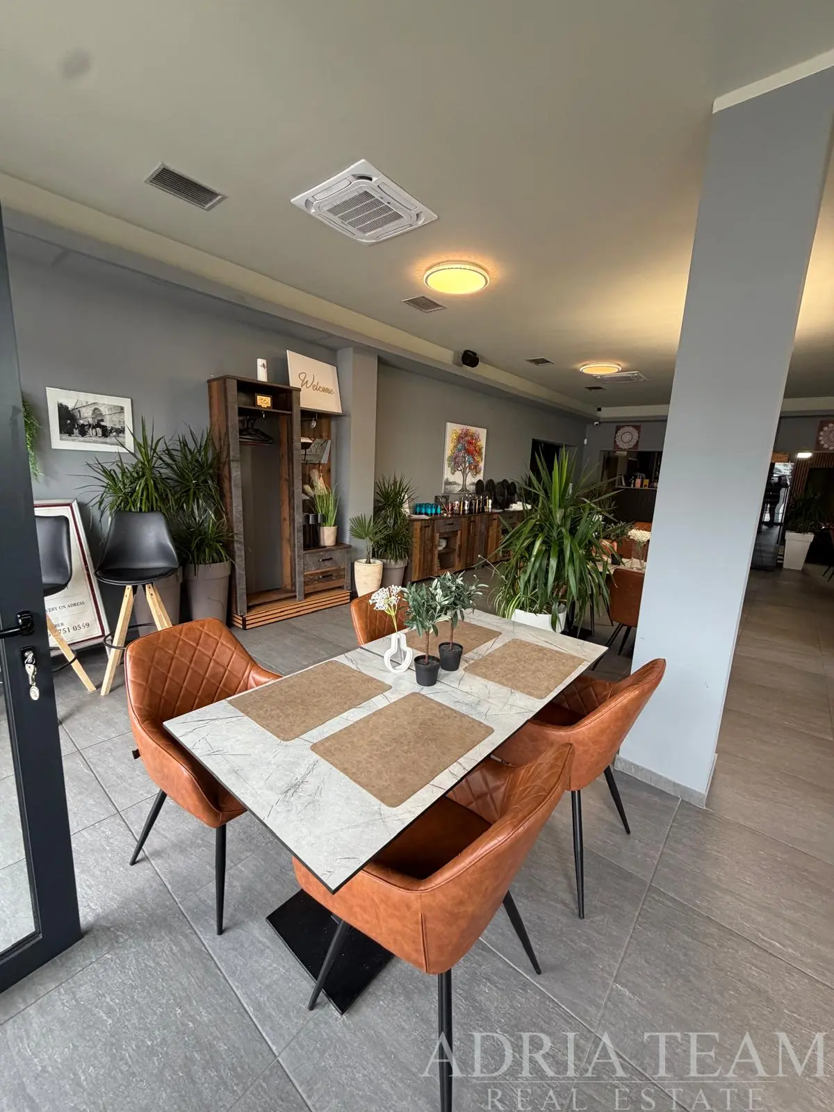 FULLY RENOVATED COMMERCIAL PROPERTY – RESTAURANT WITH 5 PARKING SPACES AND THE POSSIBILITY OF DIVISION INTO TWO UNITS – PAG