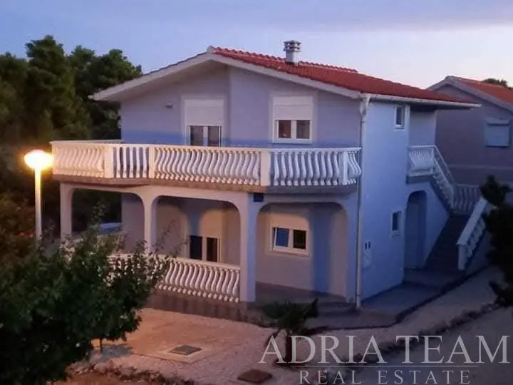 DETACHED HOUSE WITH THREE APARTMENTS, LANDSCAPED GARDEN AND THREE PARKING SPACES, 300 M FROM THE SEA – VIR