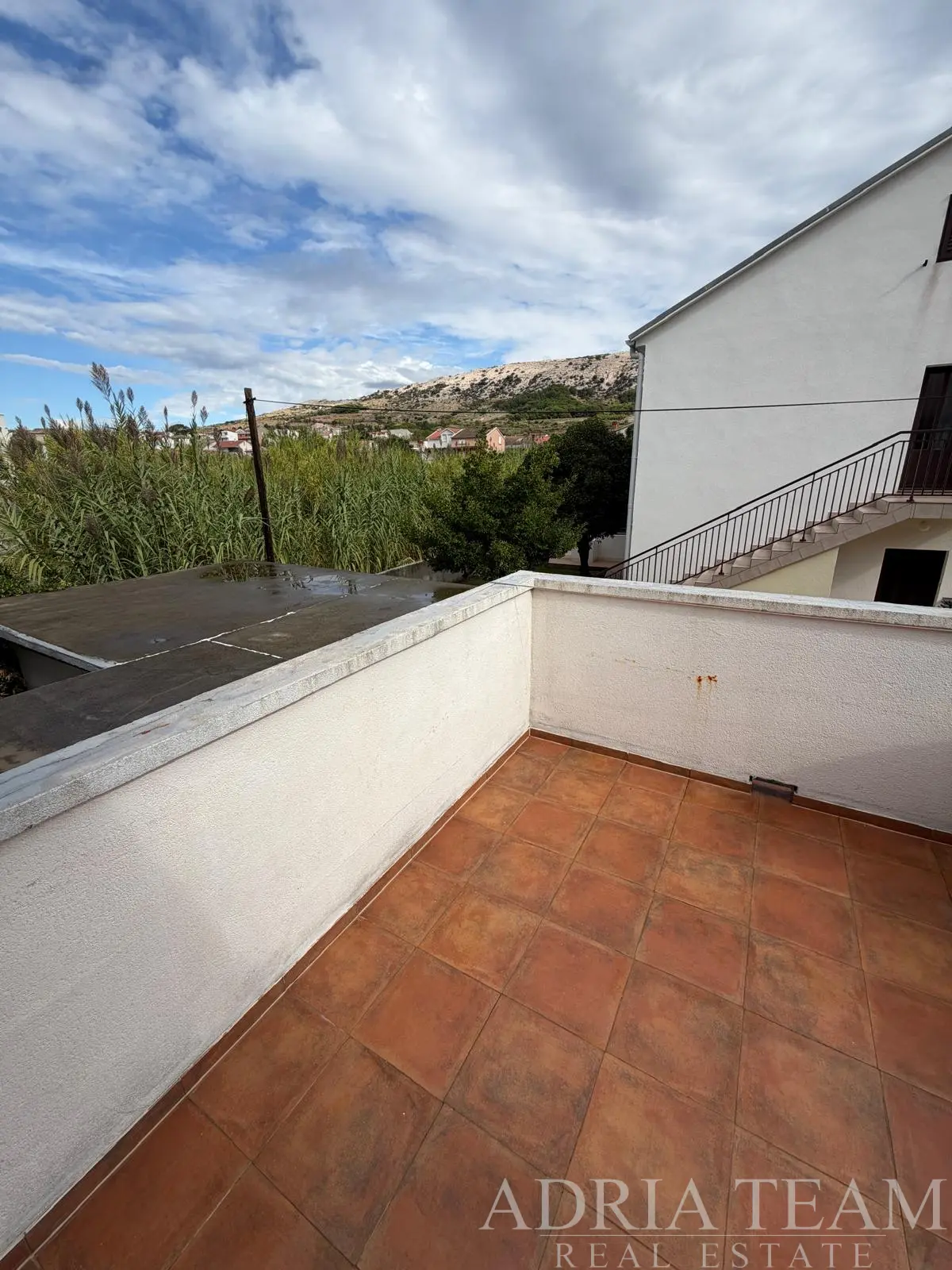 SPACIOUS TWO-BEDROOM APARTMENT WITH LARGE TERRACES FOR RENOVATION – PAG