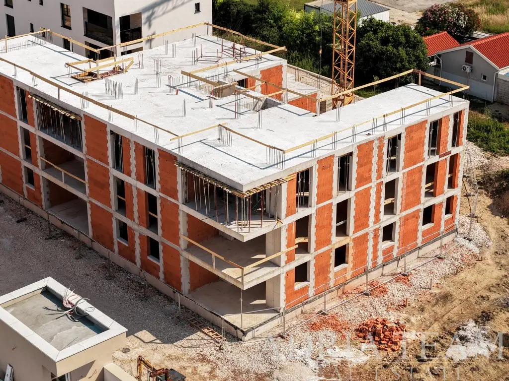 MODERN TWO-BEDROOM APARTMENT WITH PRIVATE GARDEN AND COVERED TERRACE IN A NEW DEVELOPMENT – PRIVLAKA, SABUNIKE