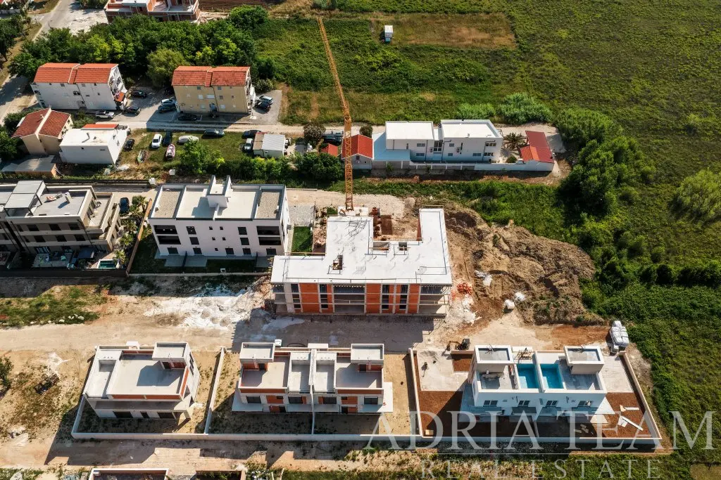 MODERN TWO-BEDROOM APARTMENT WITH SPACIOUS PRIVATE GARDEN AND COVERED TERRACE IN A NEW DEVELOPMENT – PRIVLAKA, SABUNIKE