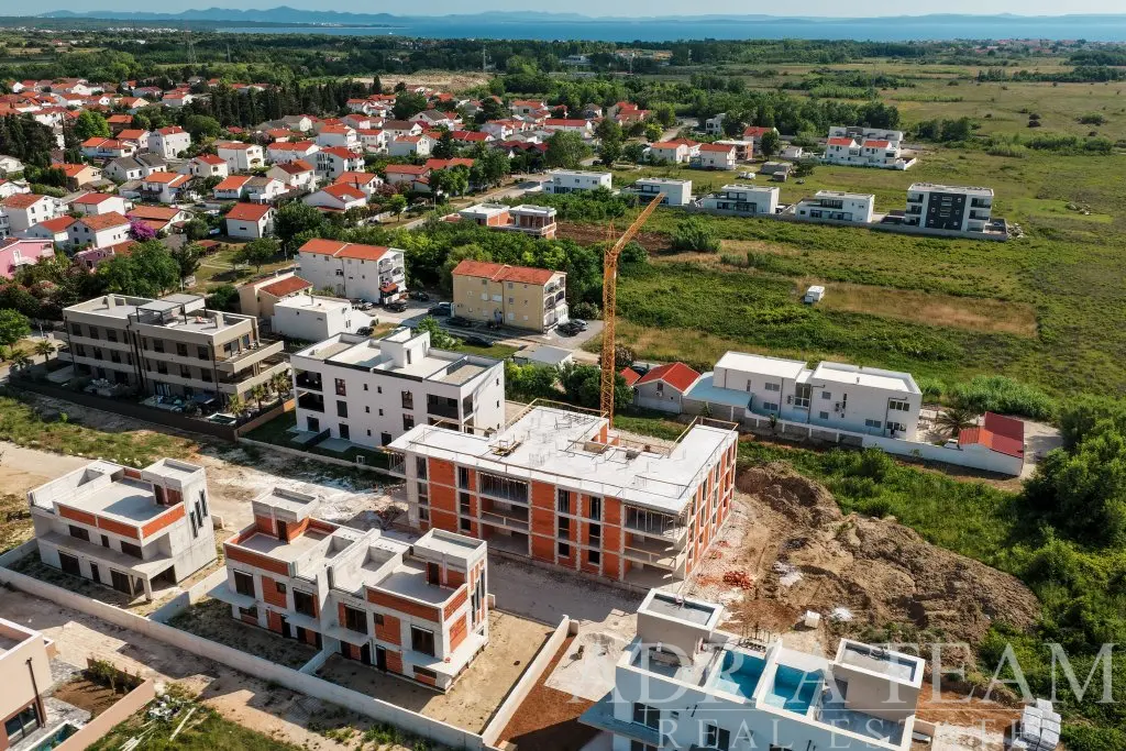MODERN TWO-BEDROOM APARTMENT WITH COVERED TERRACE IN A NEW DEVELOPMENT – PRIVLAKA, SABUNIKE