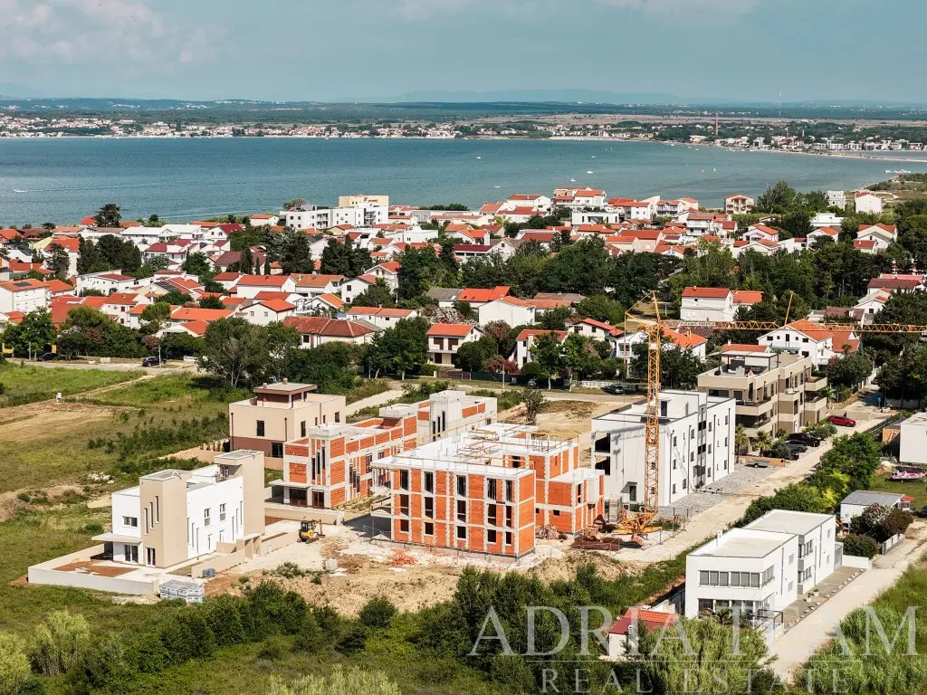 MODERN TWO-BEDROOM APARTMENT WITH LOGGIA AND TWO PARKING SPACES IN A NEW DEVELOPMENT – PRIVLAKA, SABUNIKE