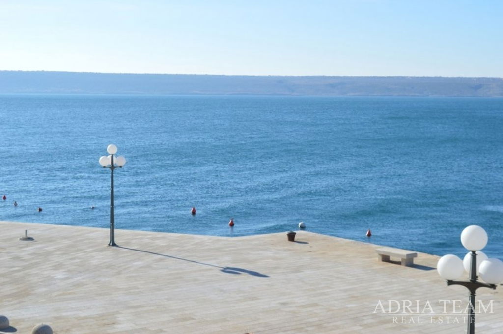 TWO-STOREY HOUSE WITH 4 APARTMENTS AND HOSPITALITY BUSINESS – FIRST ROW TO THE SEA – MASLENICA