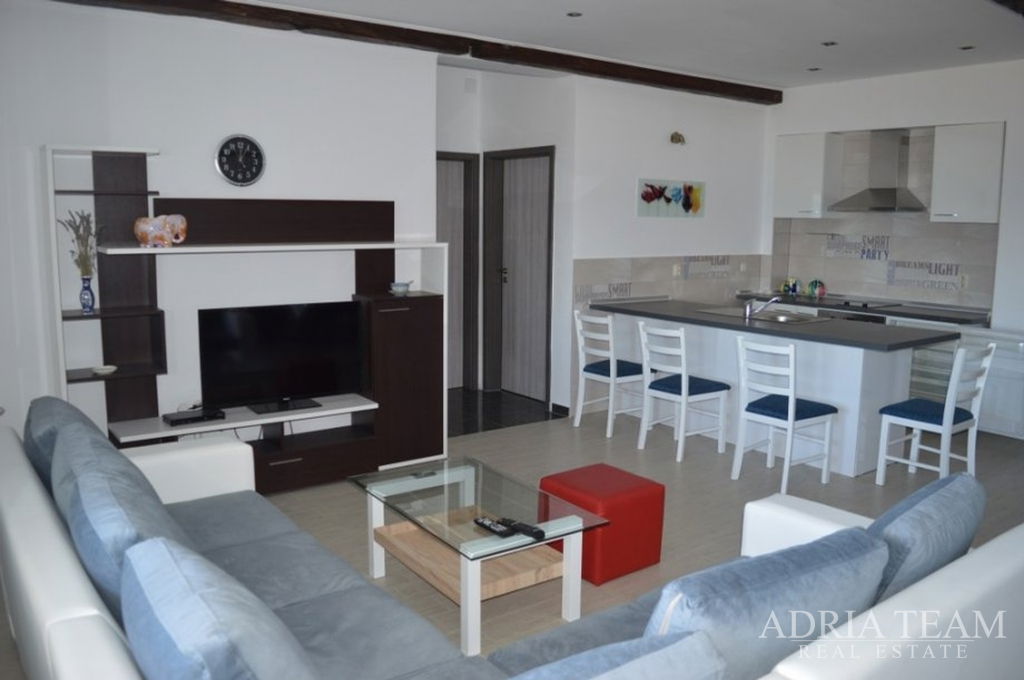 TWO-STOREY HOUSE WITH 4 APARTMENTS AND HOSPITALITY BUSINESS – FIRST ROW TO THE SEA – MASLENICA