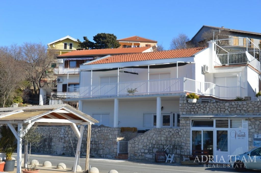 TWO-STOREY HOUSE WITH 4 APARTMENTS AND HOSPITALITY BUSINESS – FIRST ROW TO THE SEA – MASLENICA