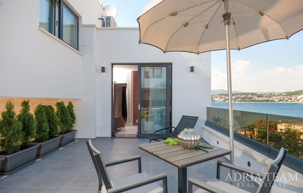 LUXURY VILLA WITH INDOOR AND OUTDOOR POOL – SECOND ROW TO THE SEA – OKRUG GORNJI