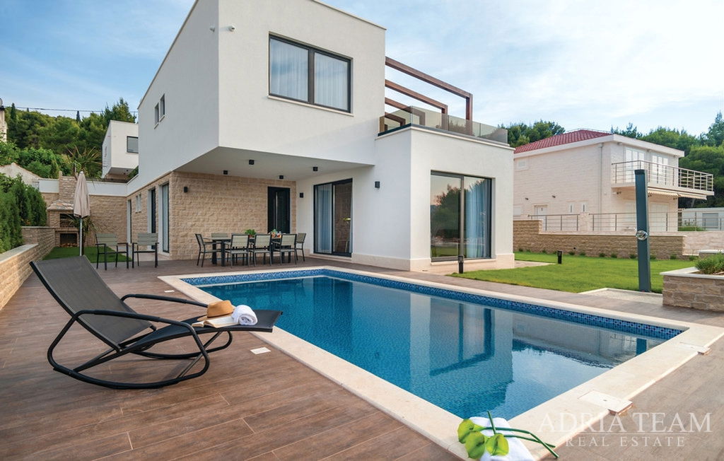 LUXURY VILLA WITH INDOOR AND OUTDOOR POOL – SECOND ROW TO THE SEA – OKRUG GORNJI