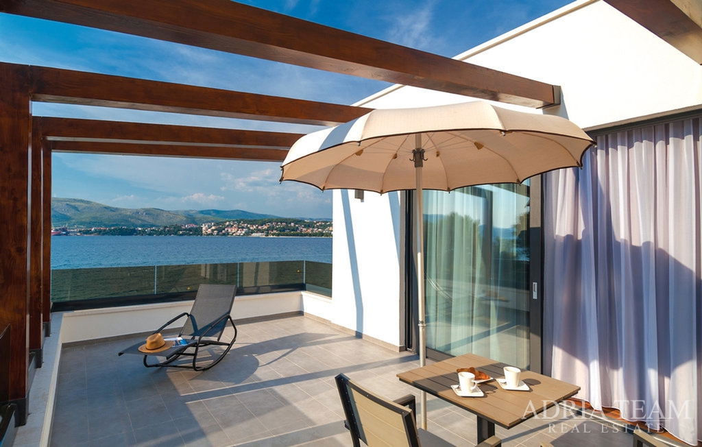 LUXURY VILLA WITH INDOOR AND OUTDOOR POOL – SECOND ROW TO THE SEA – OKRUG GORNJI