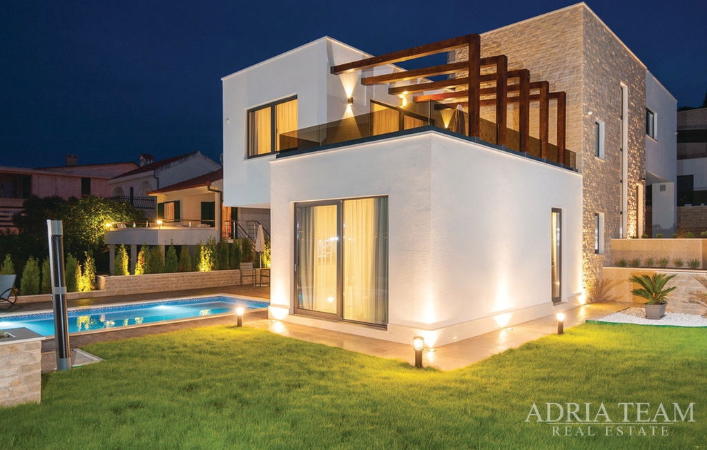 LUXURY VILLA WITH INDOOR AND OUTDOOR POOL – SECOND ROW TO THE SEA – OKRUG GORNJI