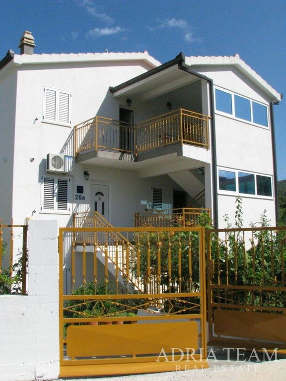 APARTMENT HOUSE WITH 5 APARTMENTS – 70 M FROM THE SEA – VINIŠĆE, NEAR TROGIR