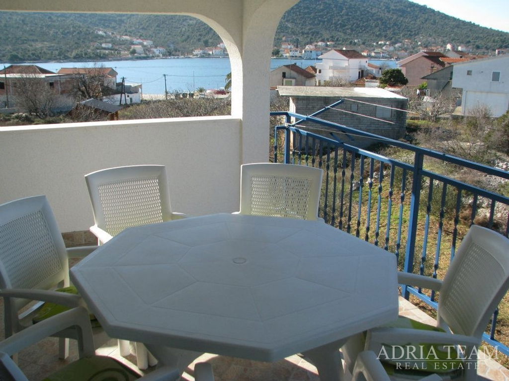 APARTMENT HOUSE WITH 5 APARTMENTS – 70 M FROM THE SEA – VINIŠĆE, NEAR TROGIR