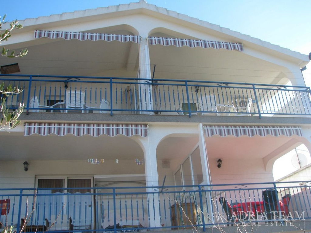 APARTMENT HOUSE WITH 5 APARTMENTS – 70 M FROM THE SEA – VINIŠĆE, NEAR TROGIR