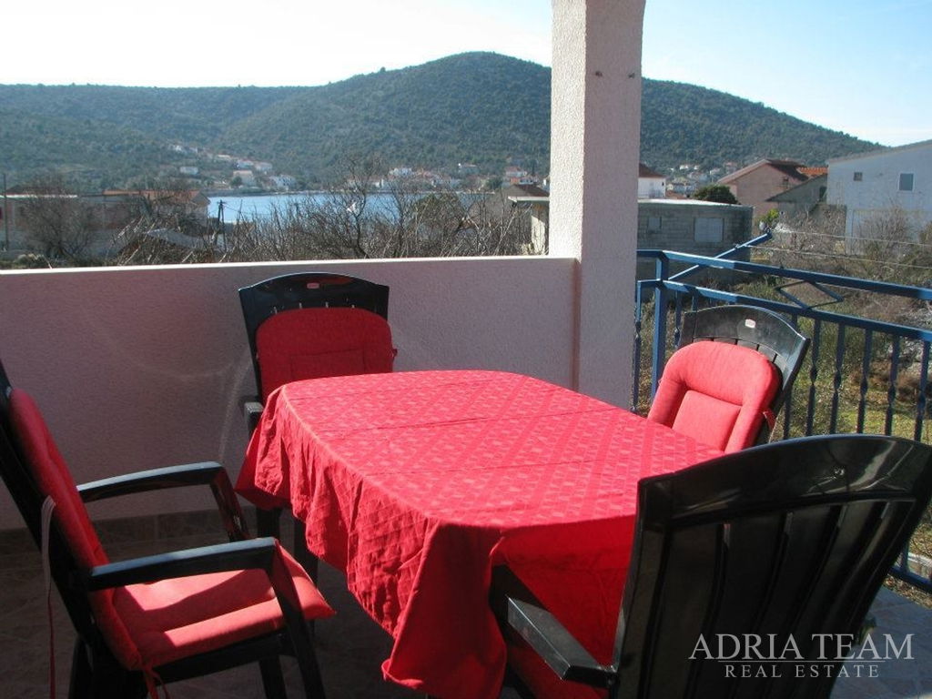 APARTMENT HOUSE WITH 5 APARTMENTS – 70 M FROM THE SEA – VINIŠĆE, NEAR TROGIR