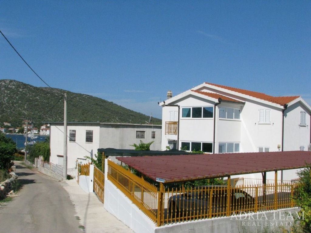 APARTMENT HOUSE WITH 5 APARTMENTS – 70 M FROM THE SEA – VINIŠĆE, NEAR TROGIR