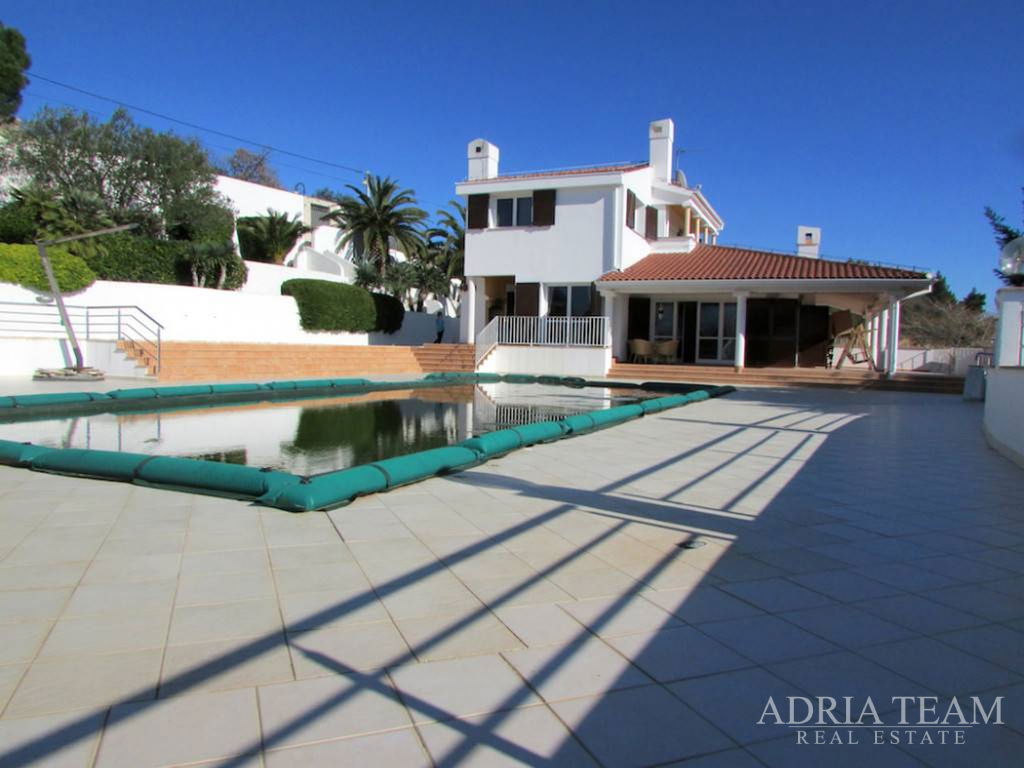 LUXURY VILLA WITH SWIMMING POOL – RAŽANAC