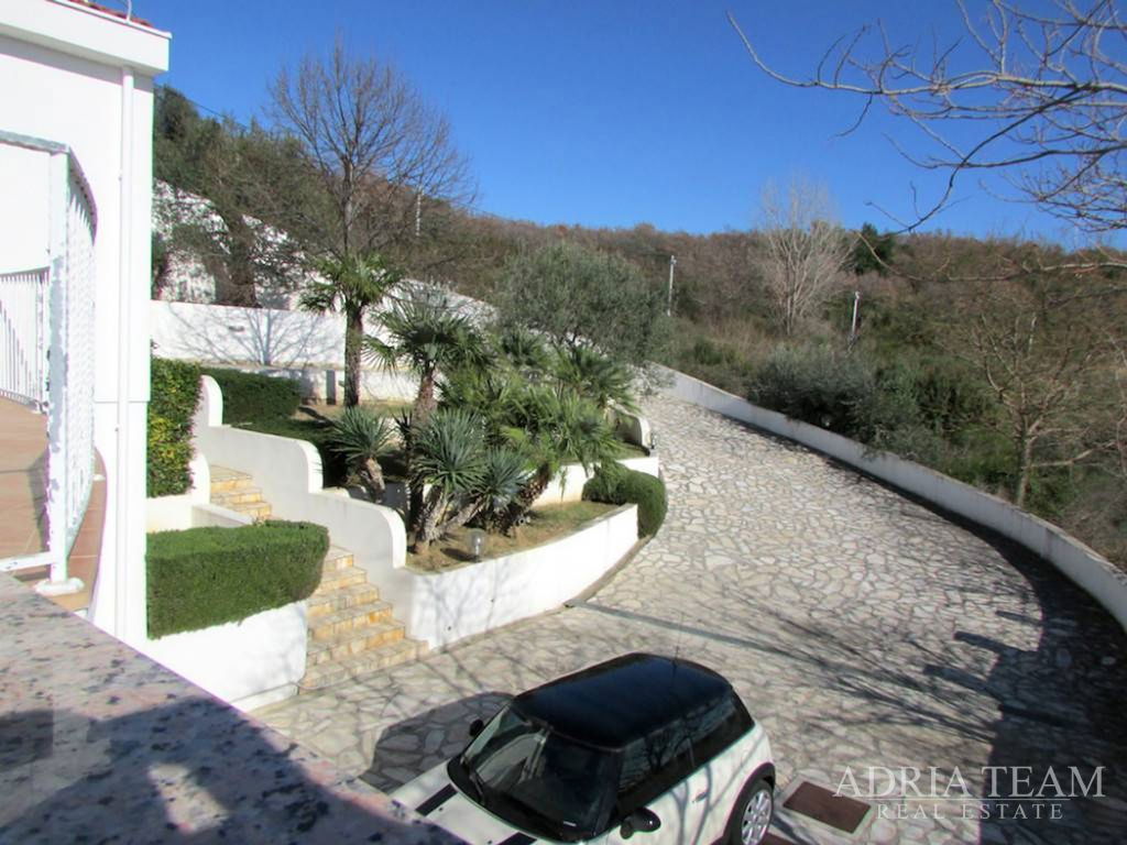 LUXURY VILLA WITH SWIMMING POOL – RAŽANAC