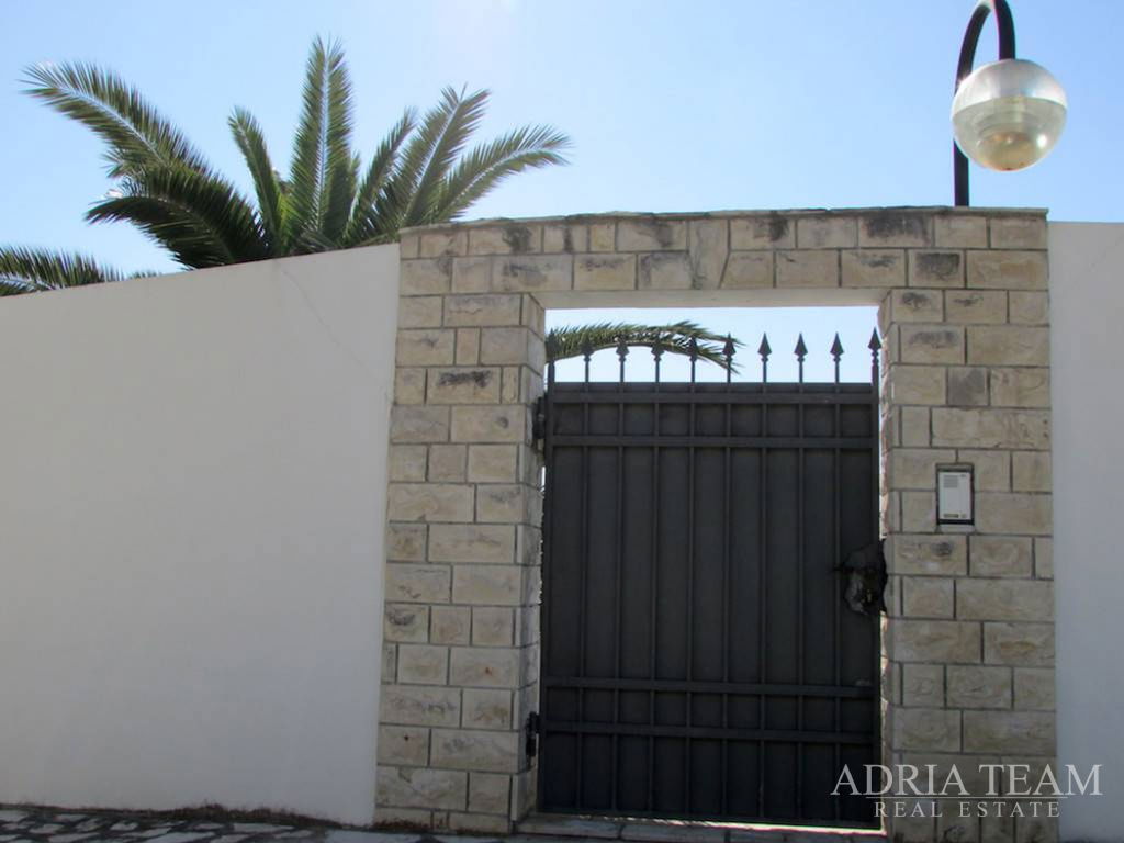 LUXURY VILLA WITH SWIMMING POOL – RAŽANAC