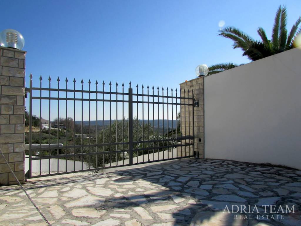 LUXURY VILLA WITH SWIMMING POOL – RAŽANAC