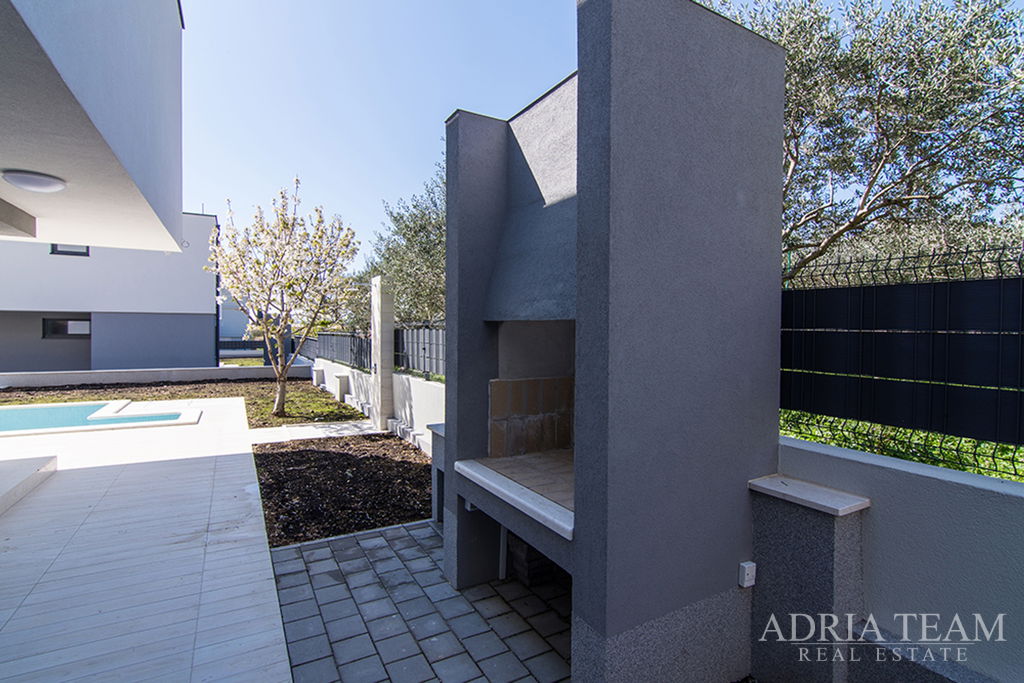 MODERN LUXURY FAMILY VILLA 1 - 202 m² – 300 M FROM THE SEA – KAŠTEL KAMBELOVAC