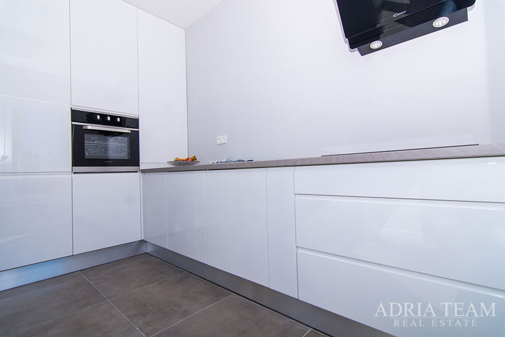 MODERN LUXURY FAMILY VILLA 1 - 202 m² – 300 M FROM THE SEA – KAŠTEL KAMBELOVAC