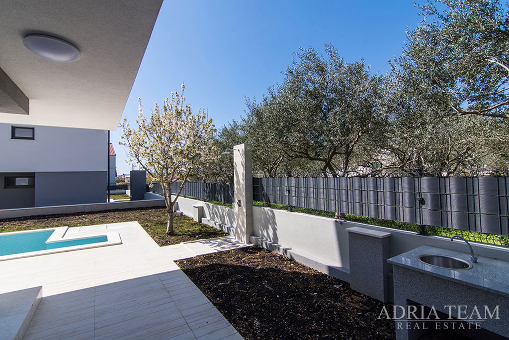 MODERN LUXURY FAMILY VILLA 1 - 202 m² – 300 M FROM THE SEA – KAŠTEL KAMBELOVAC