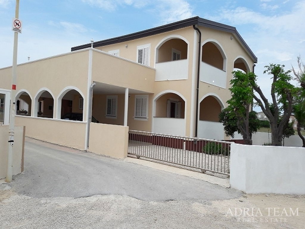 DETACHED HOUSE WITH 5 APARTMENTS – CLOSE TO THE SEA AND BEACH – VIR