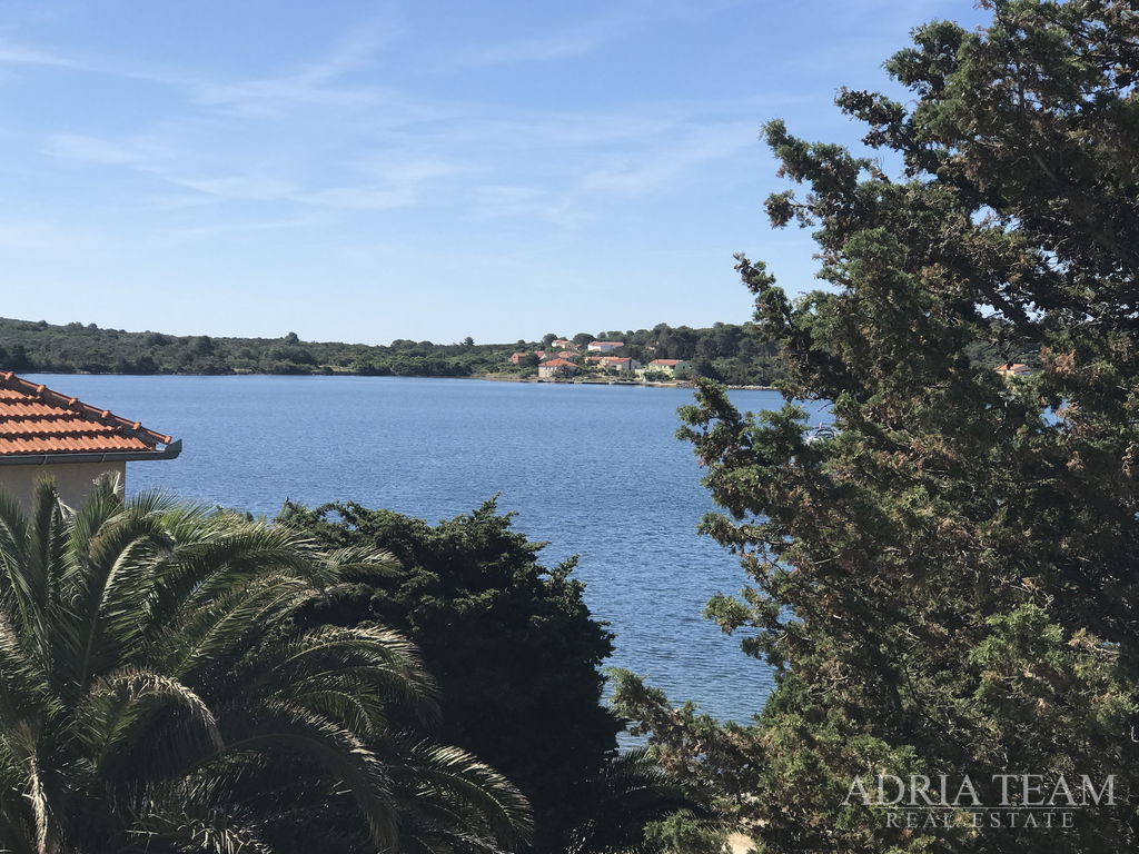 TWO-BEDROOM APARTMENT 35 M FROM THE SEA WITH SEA VIEW – VERUNIĆ, DUGI OTOK