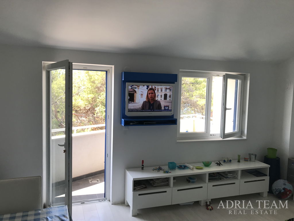 TWO-BEDROOM APARTMENT 35 M FROM THE SEA WITH SEA VIEW – VERUNIĆ, DUGI OTOK