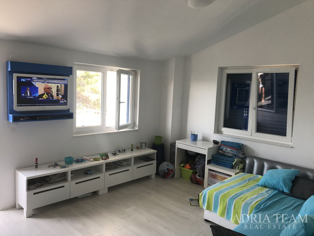 TWO-BEDROOM APARTMENT 35 M FROM THE SEA WITH SEA VIEW – VERUNIĆ, DUGI OTOK