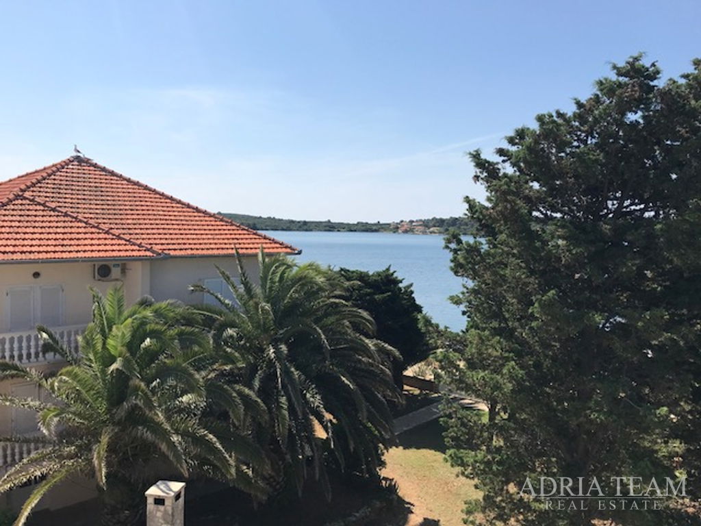 TWO-BEDROOM APARTMENT 35 M FROM THE SEA WITH SEA VIEW – VERUNIĆ, DUGI OTOK