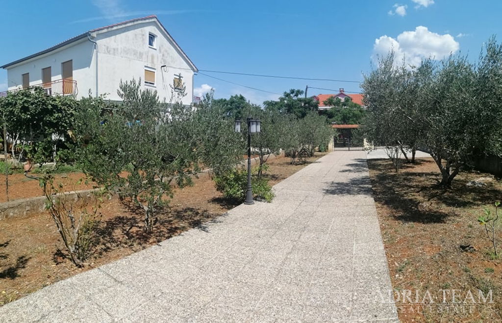2 HOUSES WITH A LARGE YARD, 230m FROM THE BEACH - UGLJAN