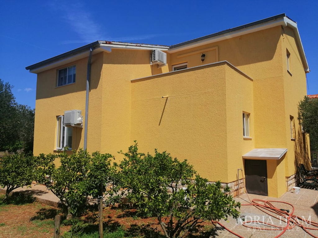 2 HOUSES WITH A LARGE YARD, 230m FROM THE BEACH - UGLJAN