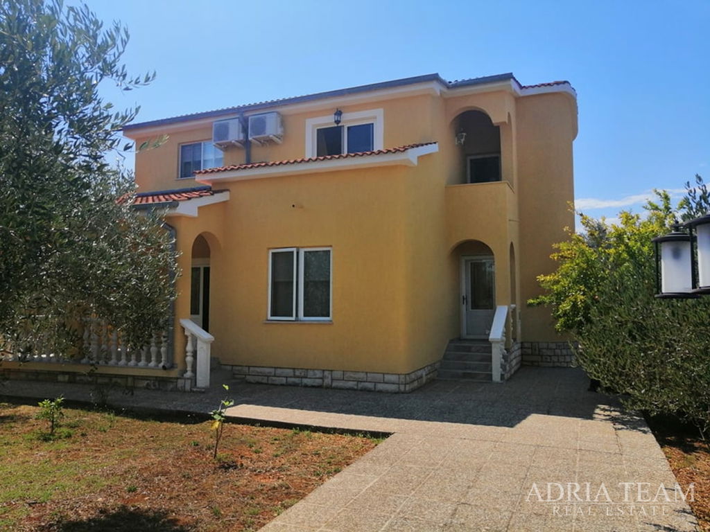 2 HOUSES WITH A LARGE YARD, 230m FROM THE BEACH - UGLJAN