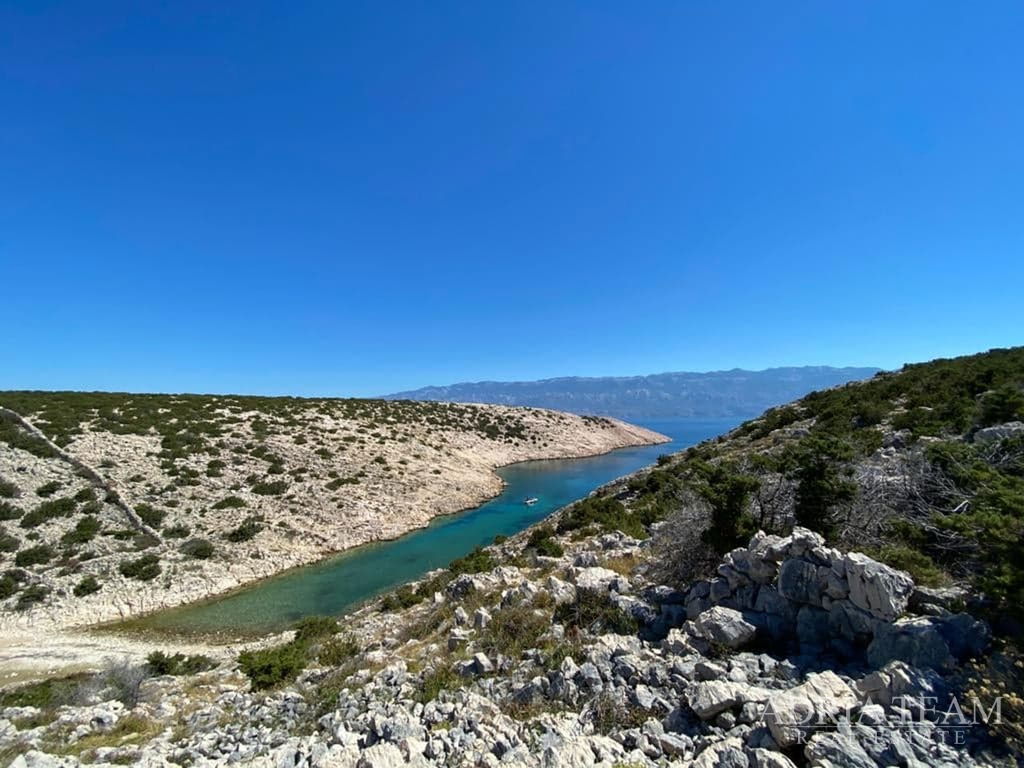 ATTRACTIVE AGRICULTURAL LAND 6 HA WITH AGRICULTURAL BUILDING – NOVALJA, PAG