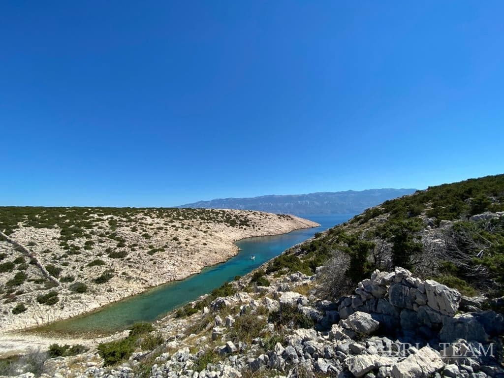 ATTRACTIVE AGRICULTURAL LAND 6 HA WITH AGRICULTURAL BUILDING – NOVALJA, PAG