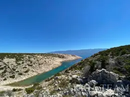 ATTRACTIVE AGRICULTURAL LAND 6 HA WITH AGRICULTURAL BUILDING – NOVALJA, PAG property for sale