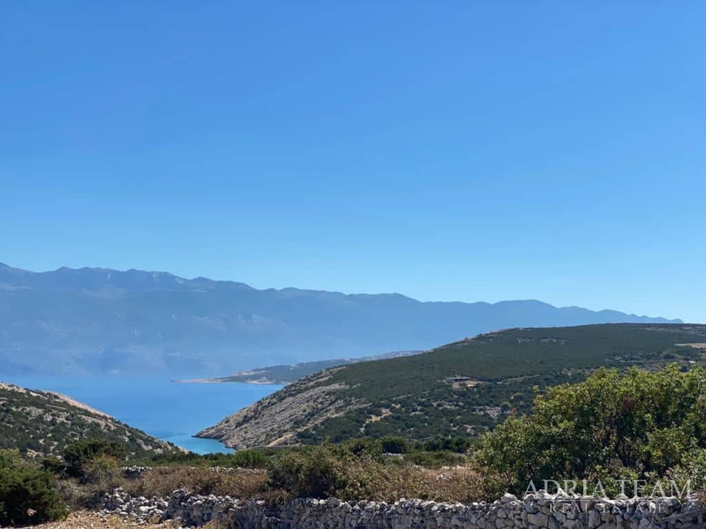 ATTRACTIVE AGRICULTURAL LAND 6 HA WITH AGRICULTURAL BUILDING – NOVALJA, PAG